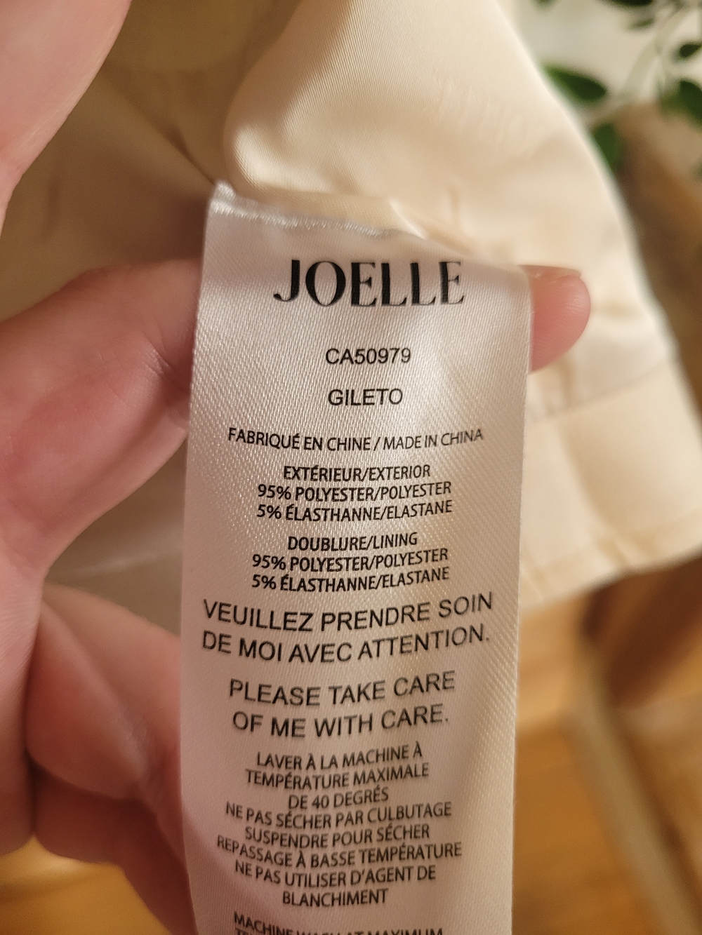 Nwt Joelle Cream Sleeveless Vest with Red Graphic - Picture 9 of 9